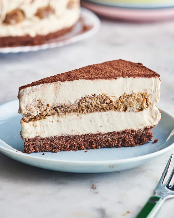 Dolce Cheesmisu, dessert cremoso che unisce cheesecake e tiramisù