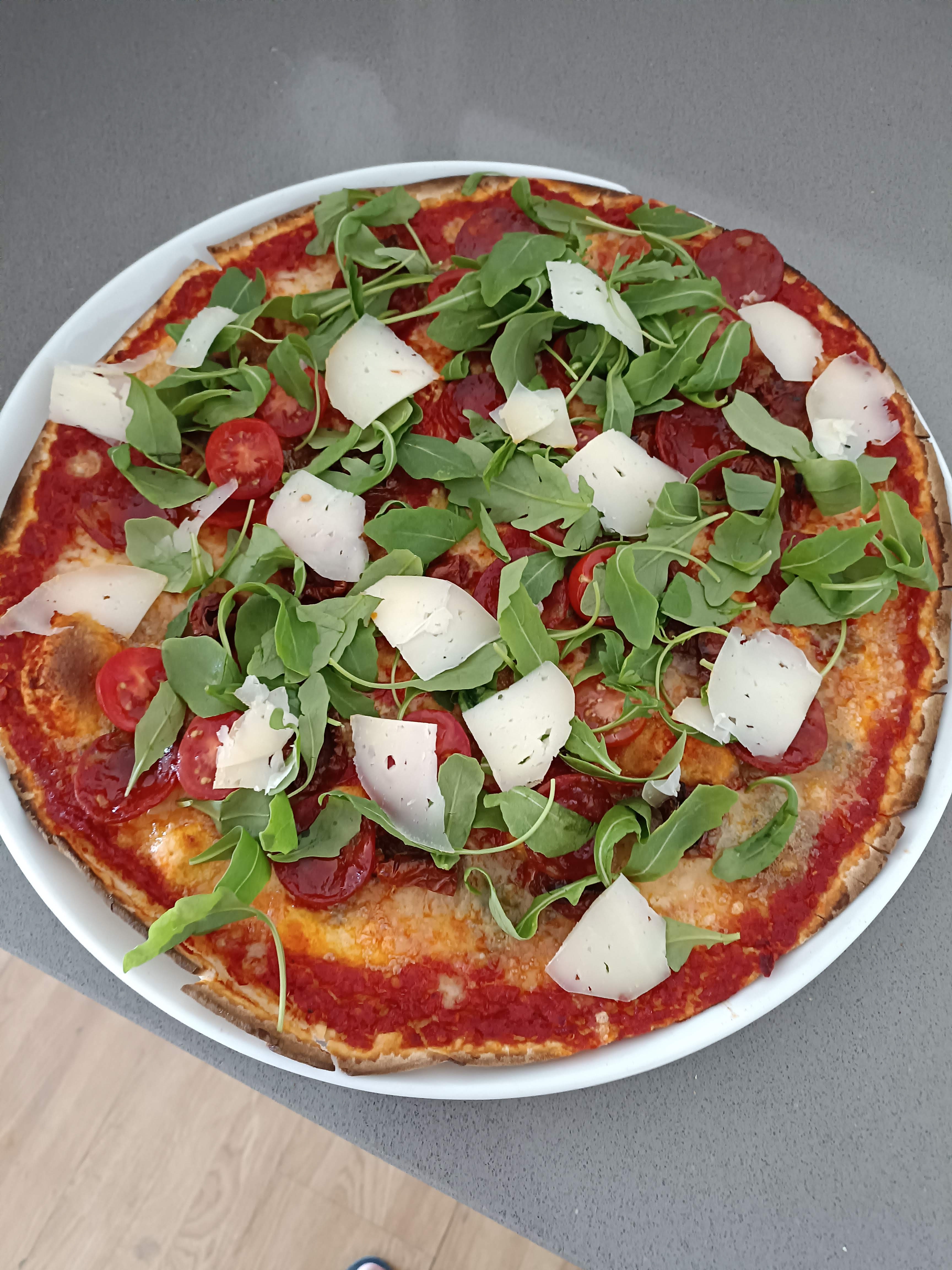 Pizza Maragall speciale del mese con ingredienti freschi, cotta nel forno a legna