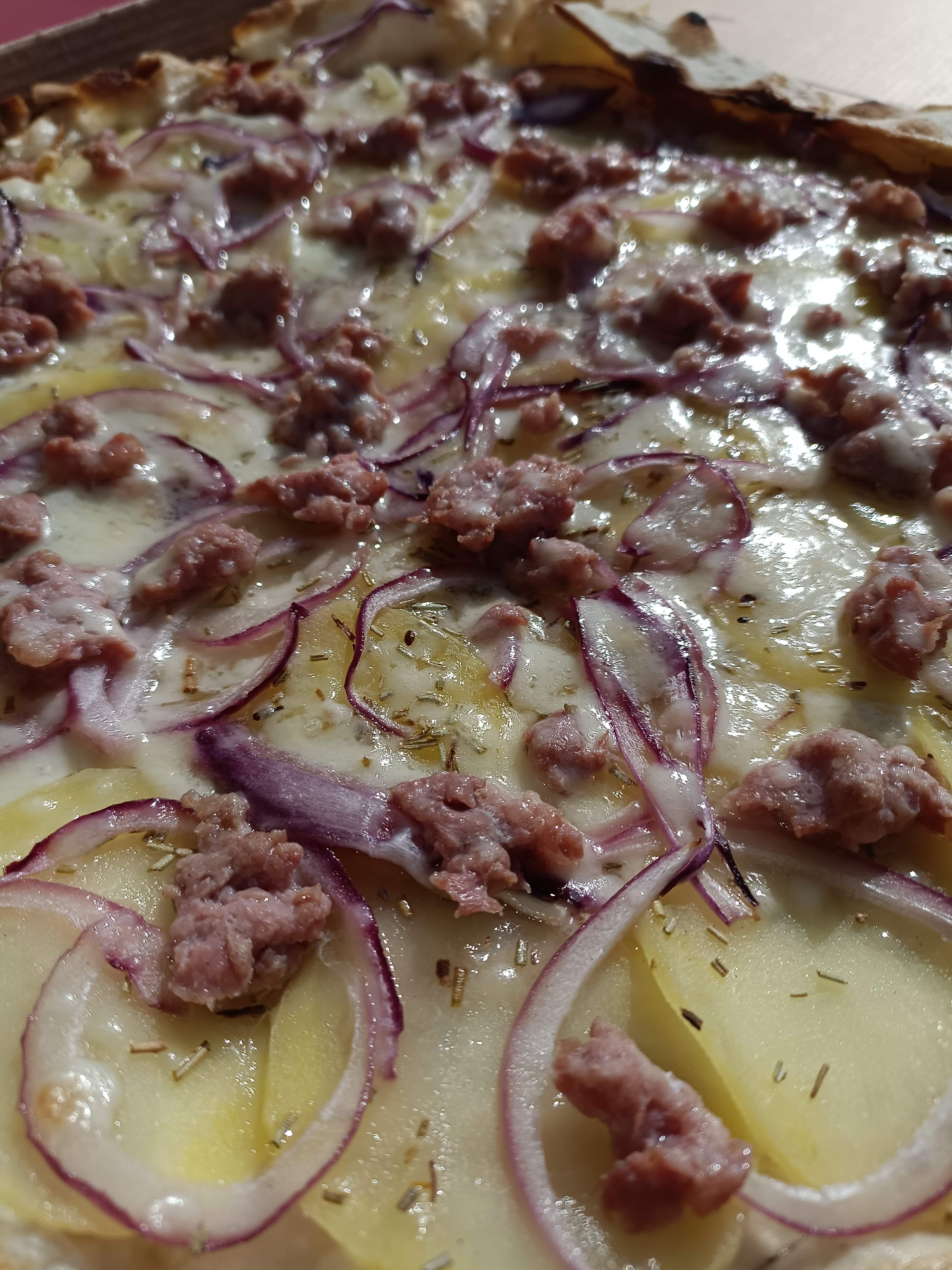 Pizza classica Margherita con basilico fresco e mozzarella fior di latte