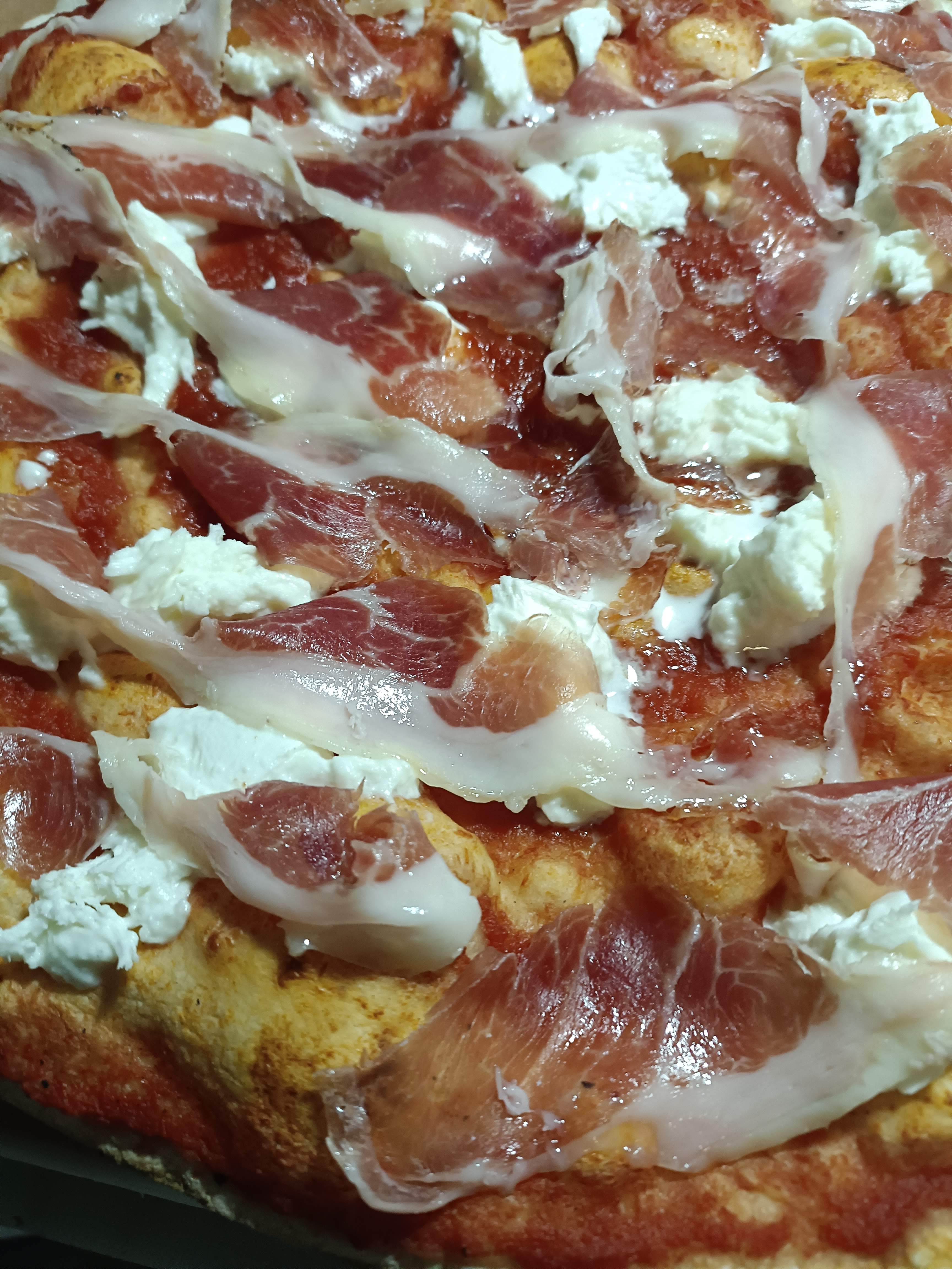 Pizza Prosciutto e Funghi con ingredienti di alta qualità